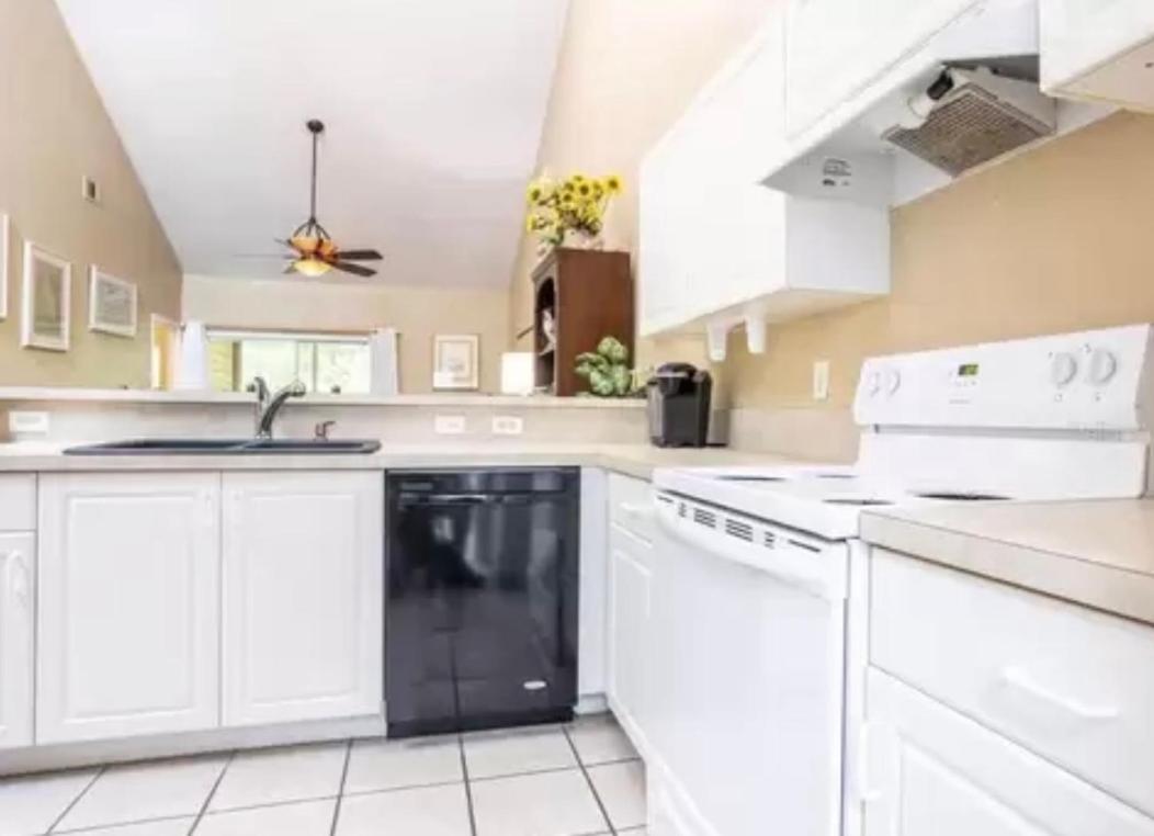 Relaxing 2b/2b With Office Nook, Pool, Gym, Sauna, Walk-in Closets, Lanai, 1 Car Garage * Gainesville