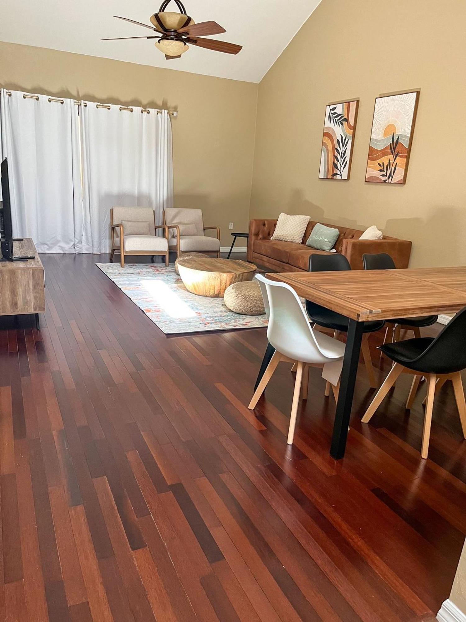 Relaxing 2b/2b With Office Nook, Pool, Gym, Sauna, Walk-in Closets, Lanai, 1 Car Garage * Gainesville