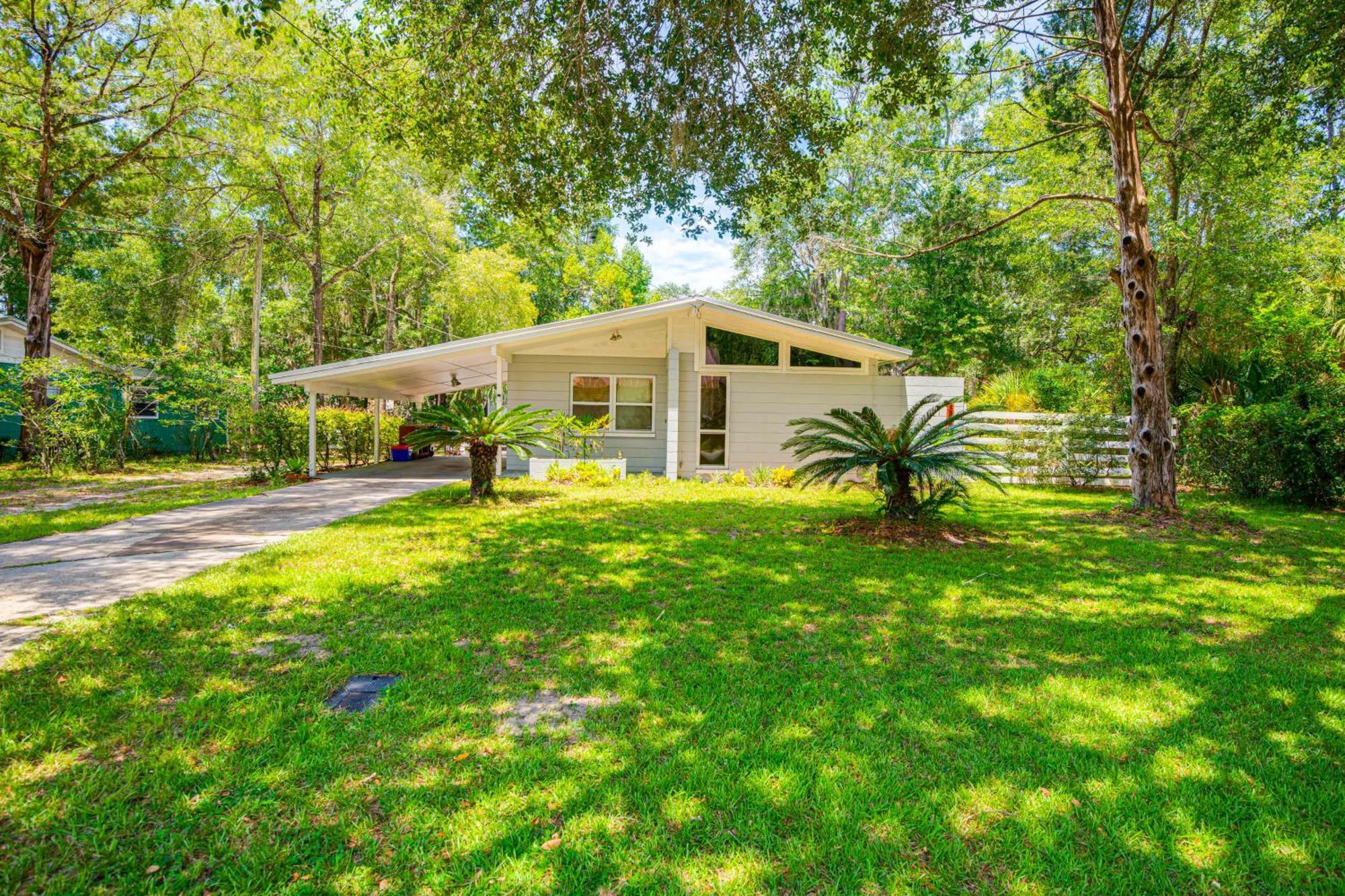 Holiday home Mid-century Getaway 3 Mi To Uf Campus *