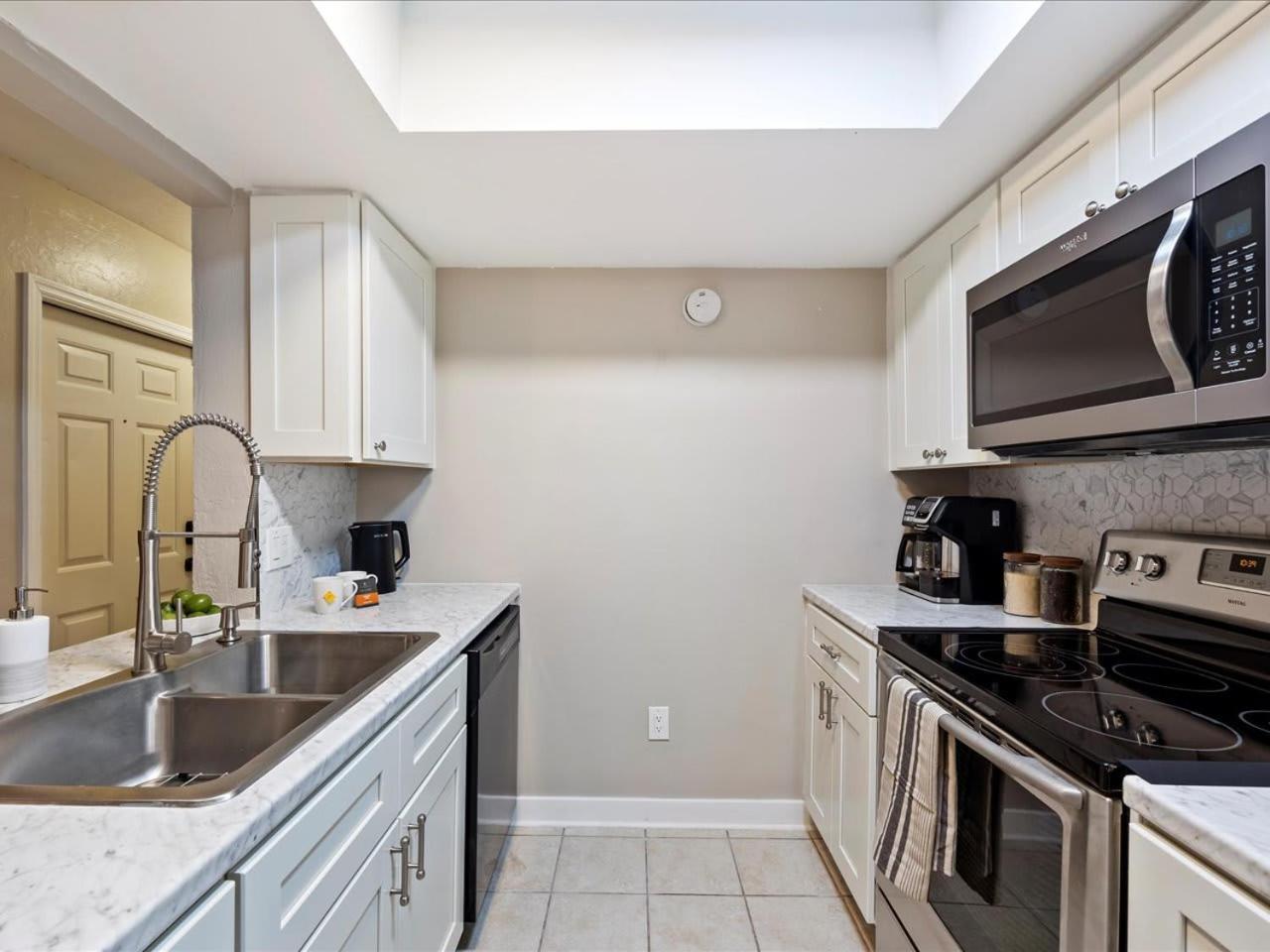 Artist's Tower Townhome Just Renovated W Loft Gainesville