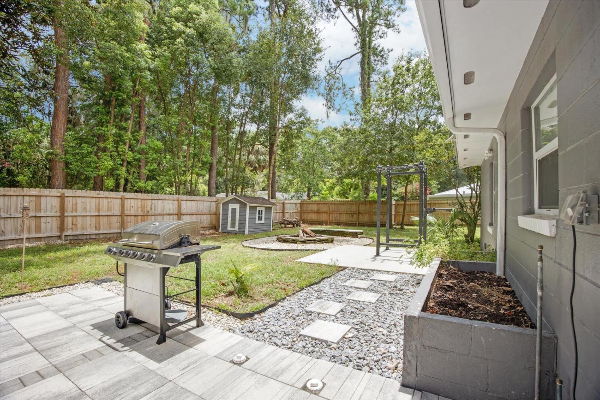 Casa de férias 2 Miles To Uf & Dt - Pergola Fire Pit Game *