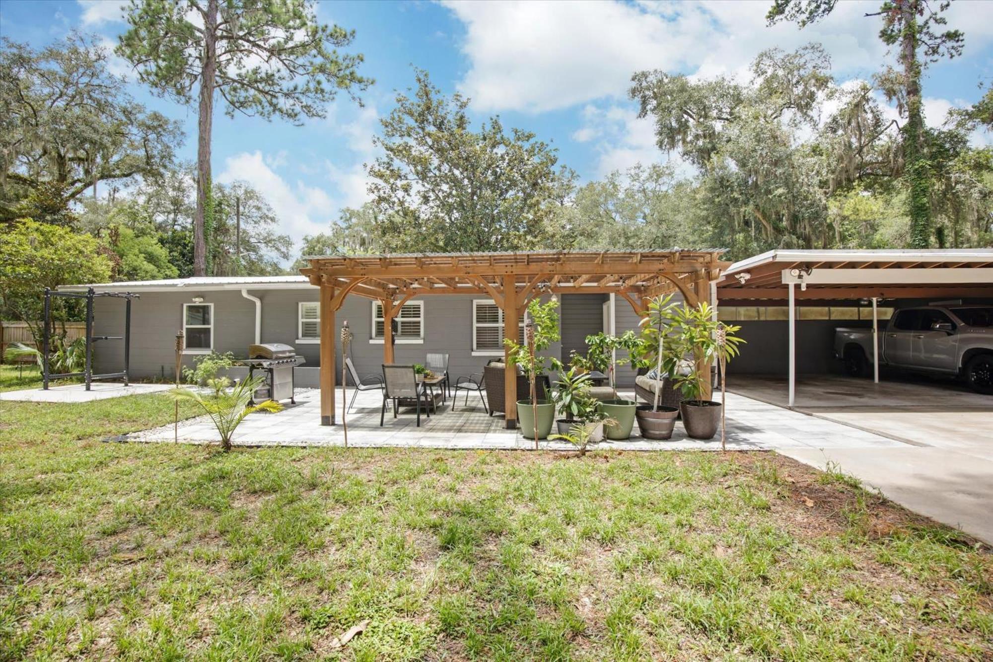 Casa de férias 2 Miles To Uf & Dt - Pergola Fire Pit Game