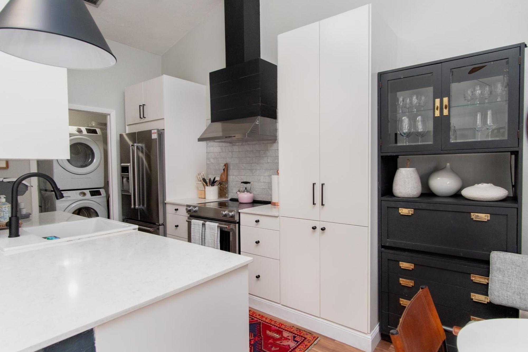Peaceful, Modern, Renovated, Close To Everything! Apartment *