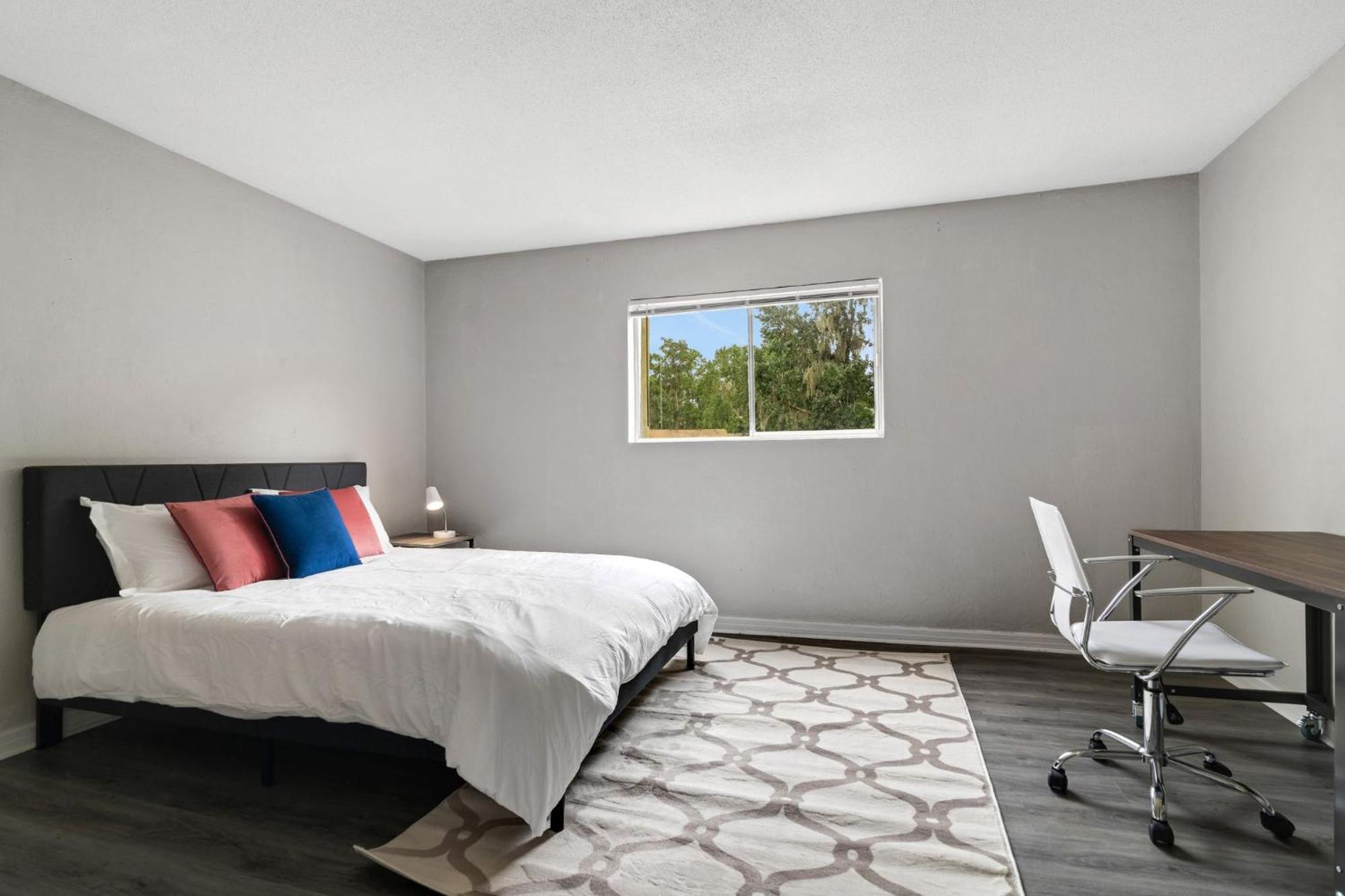 Sweetwater 7e I Beautiful 2bd I Free Parking Apartment *