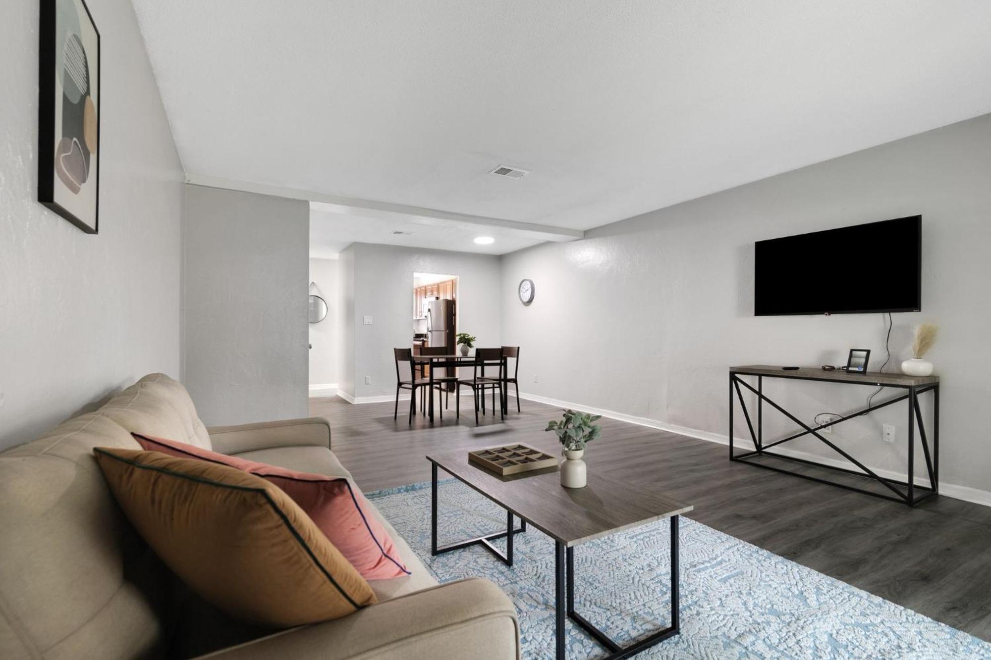 Sweetwater 7e I Beautiful 2bd I Free Parking Apartment Gainesville