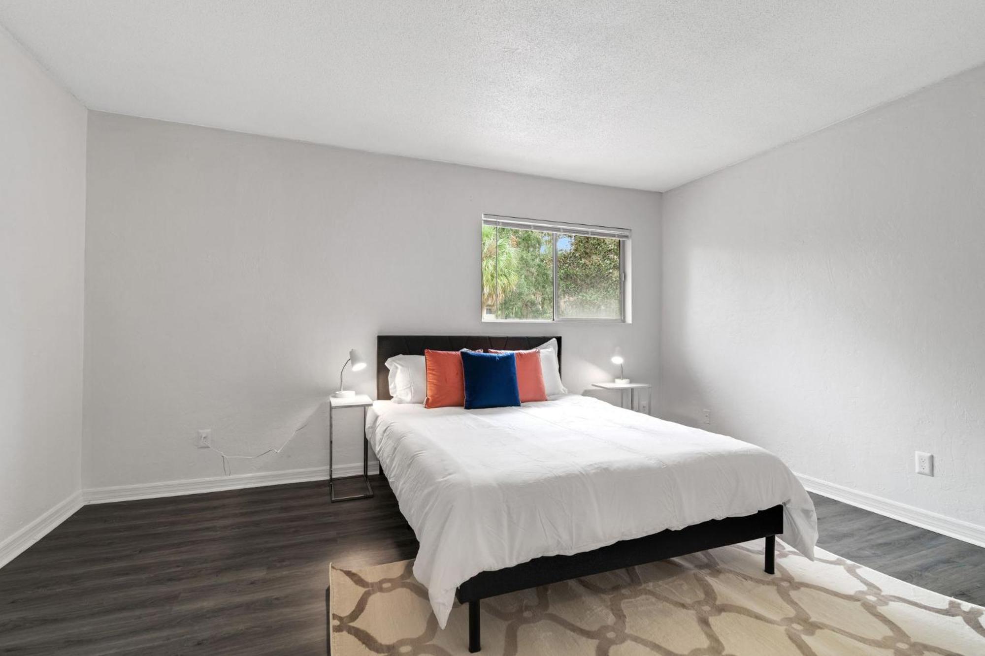 Sweetwater 7e I Beautiful 2bd I Free Parking Apartment *