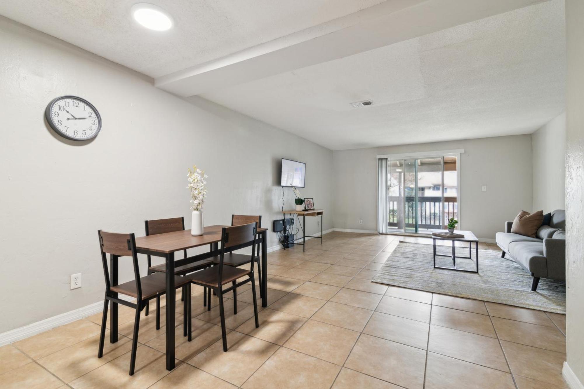 Sweetwater 7c I Beautiful 2bd I Free Parking Apartment *
