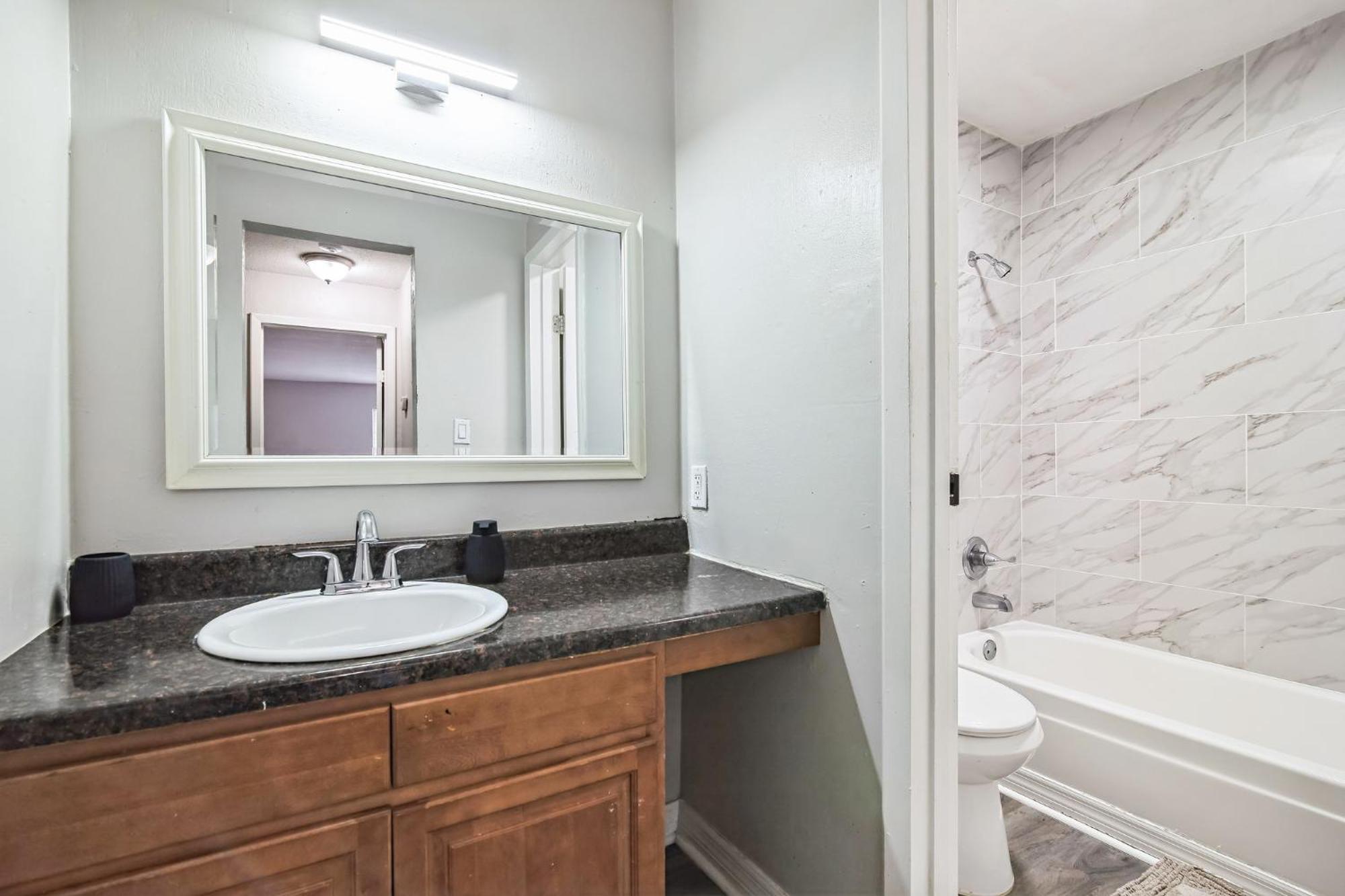Sweetwater 5b I Beautiful 1bd I Free Parking Apartment Gainesville