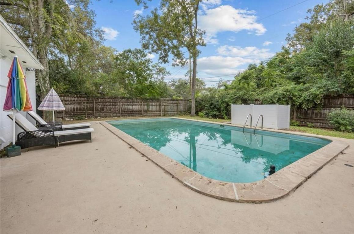 House With Pool Under The Trees Near Uf *