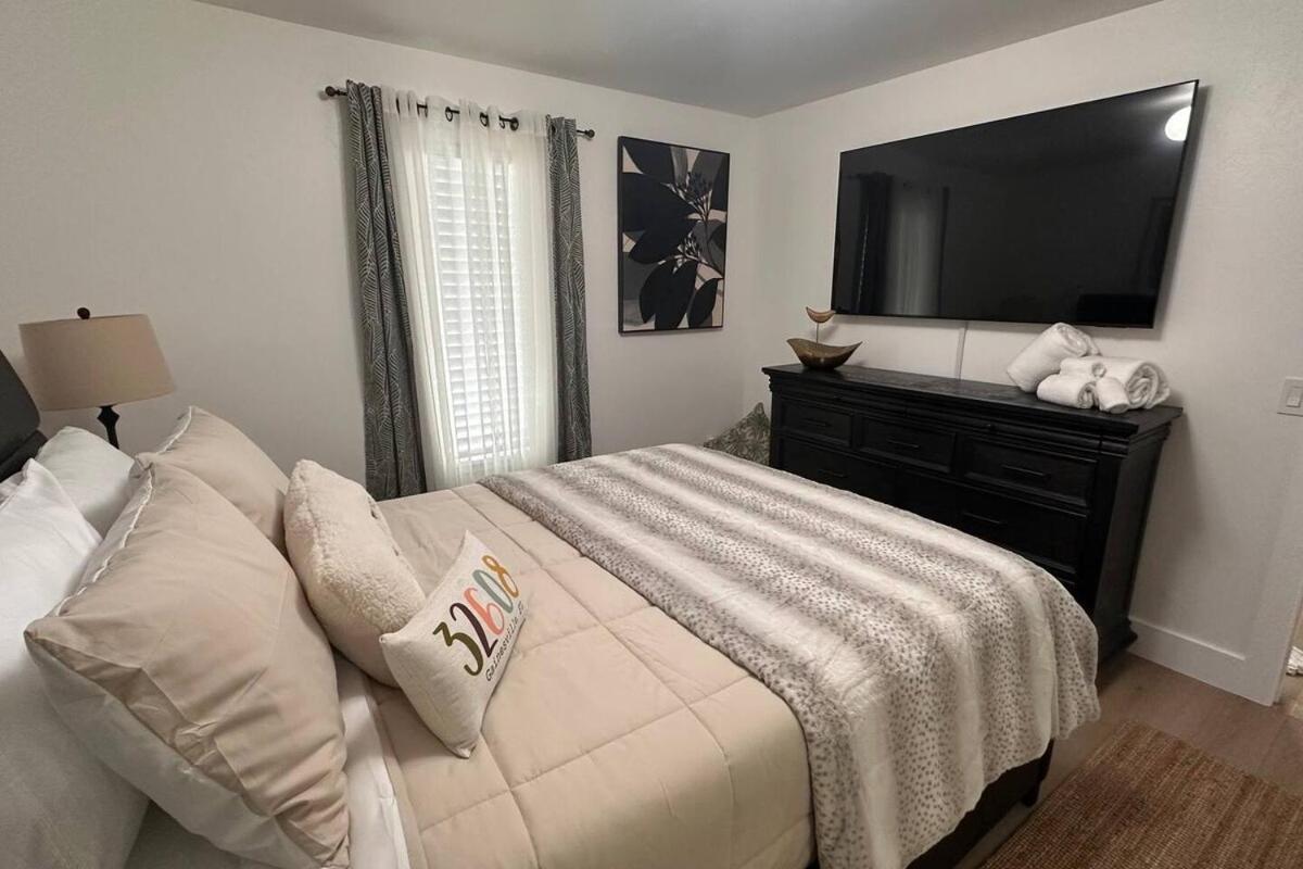 Apartment Newly Remodeled Condo - Near Uf, Shands & Va ! *