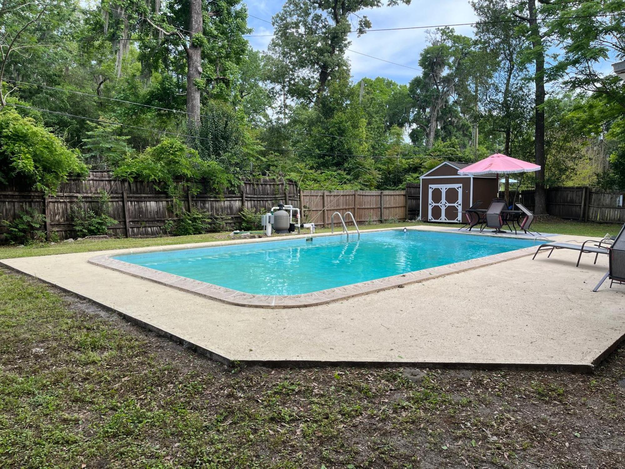 House With Pool Under The Trees Near Uf *