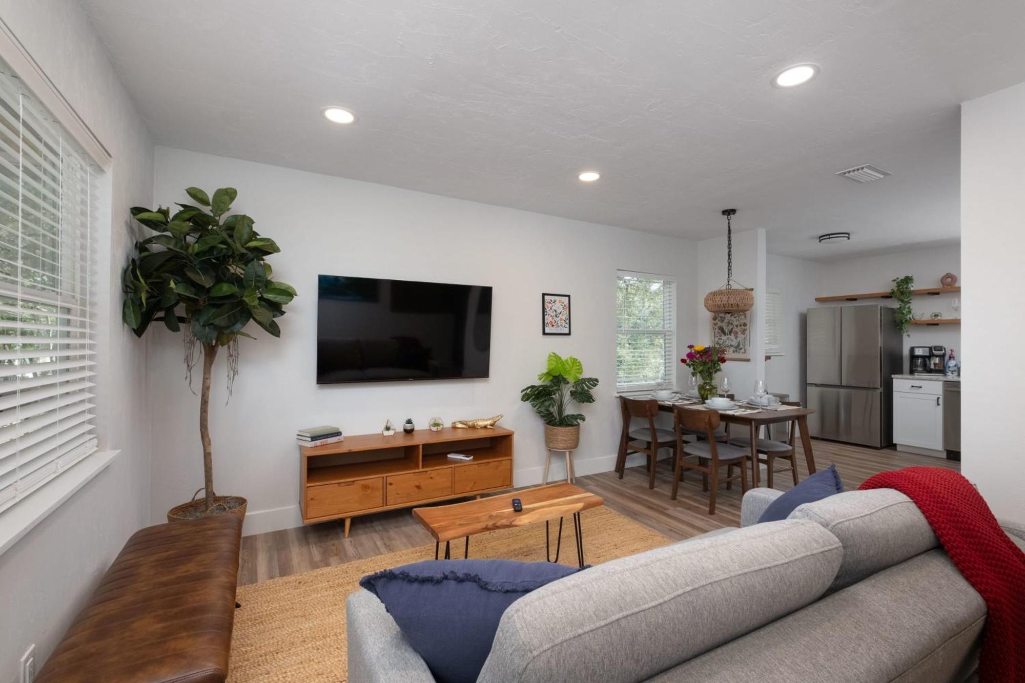 Serene Place Complex - Walk To Uf - Free Parking Holiday home