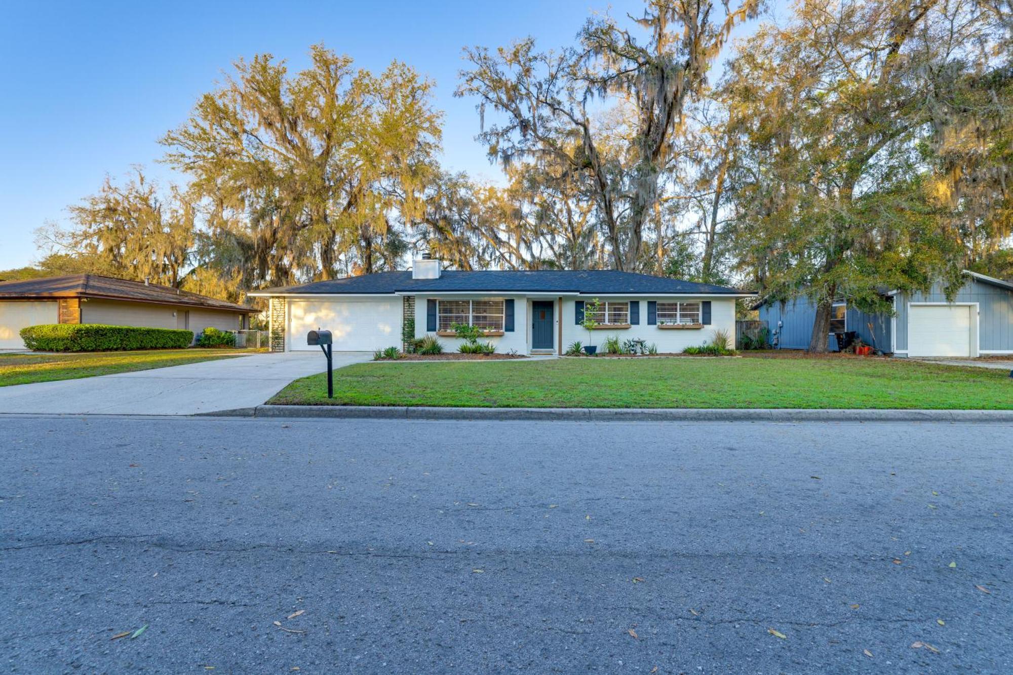With Fire Pit, 4 Mi To Uf Campus! Gainesville