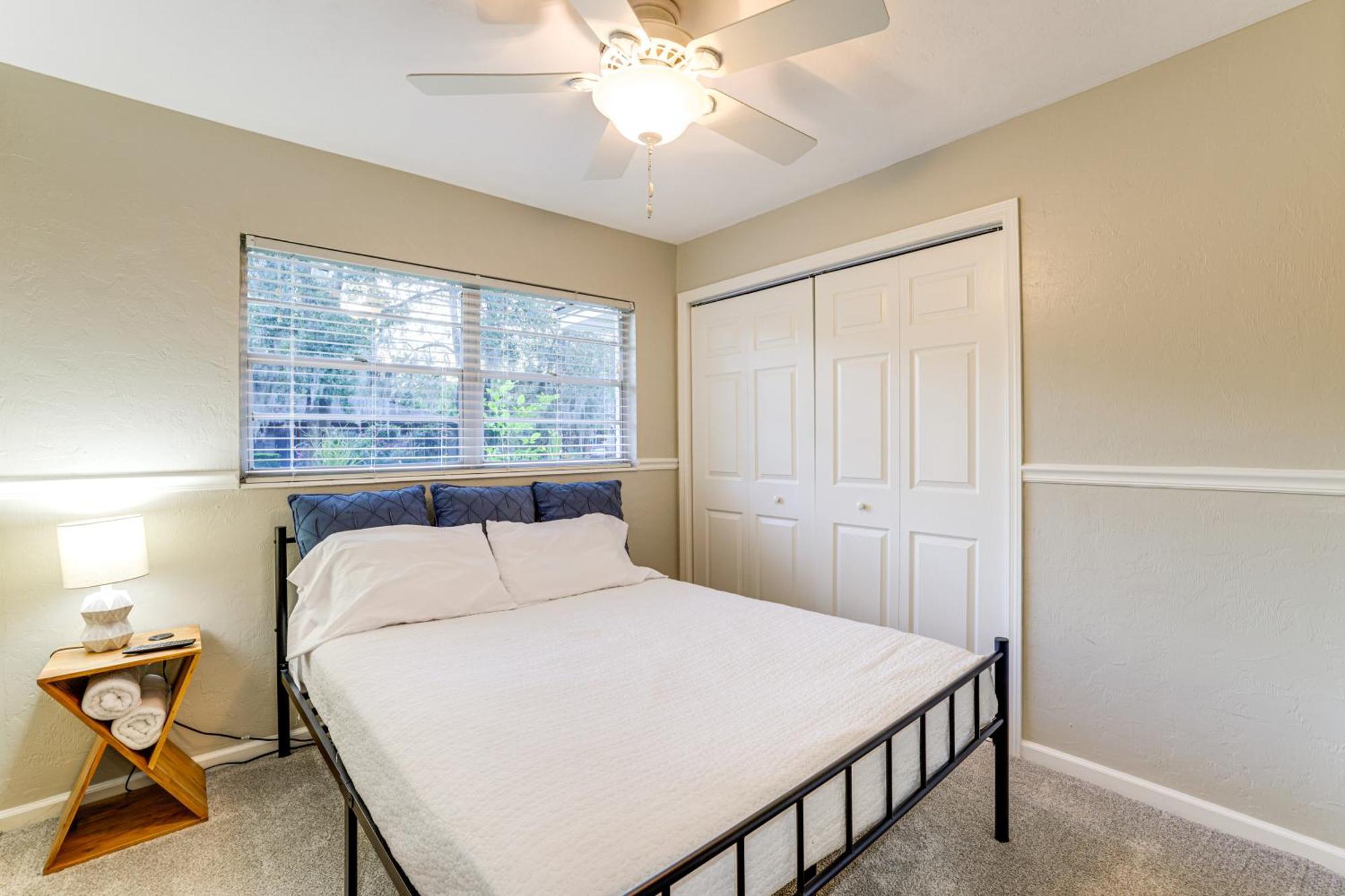 Holiday home With Fire Pit, 4 Mi To Uf Campus!