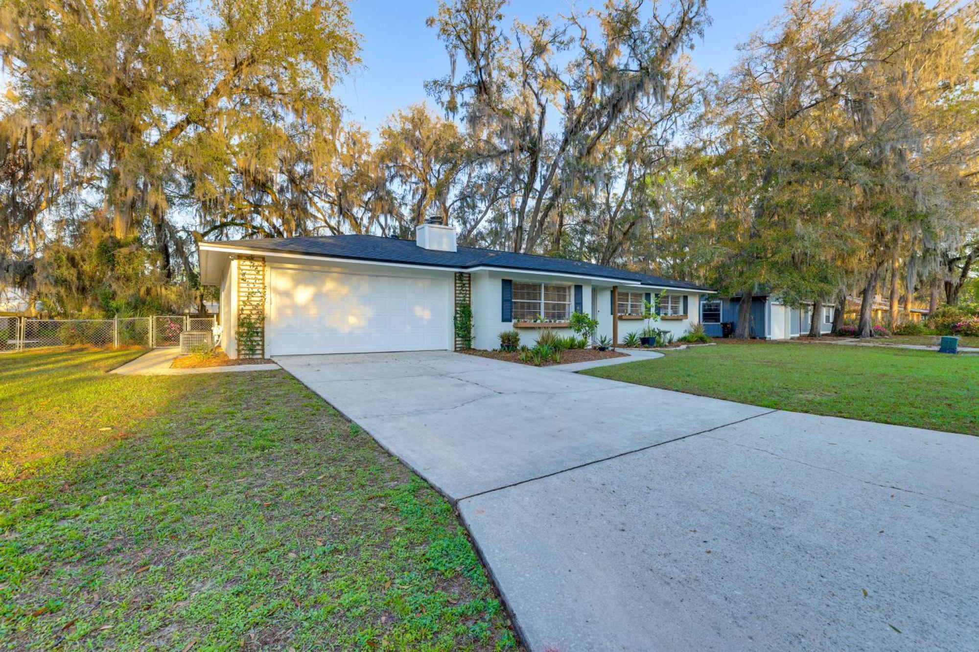 Holiday home With Fire Pit, 4 Mi To Uf Campus! *