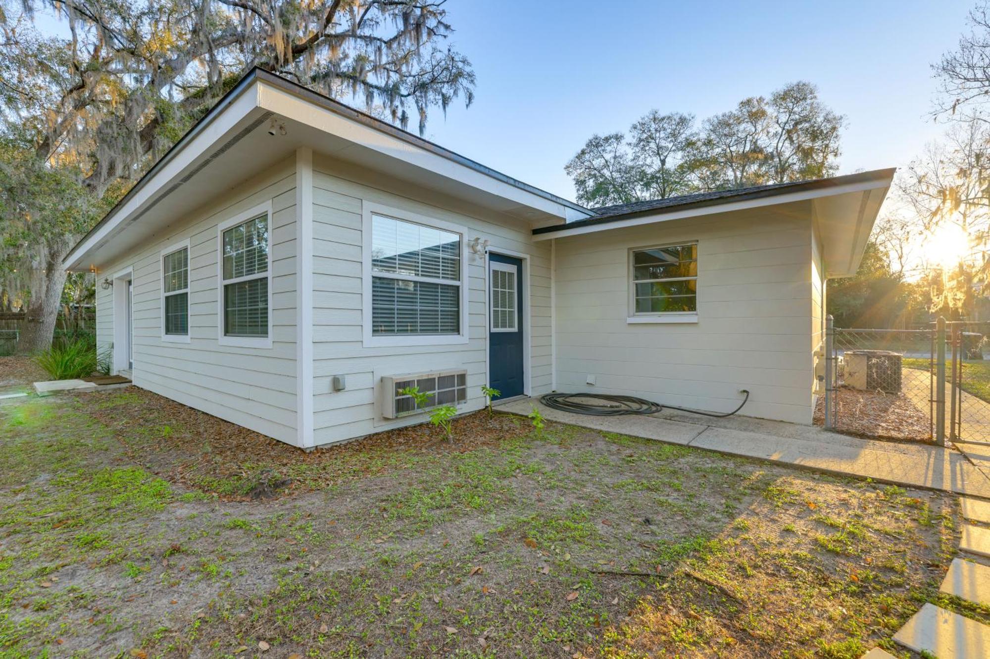 Holiday home With Fire Pit, 4 Mi To Uf Campus! *