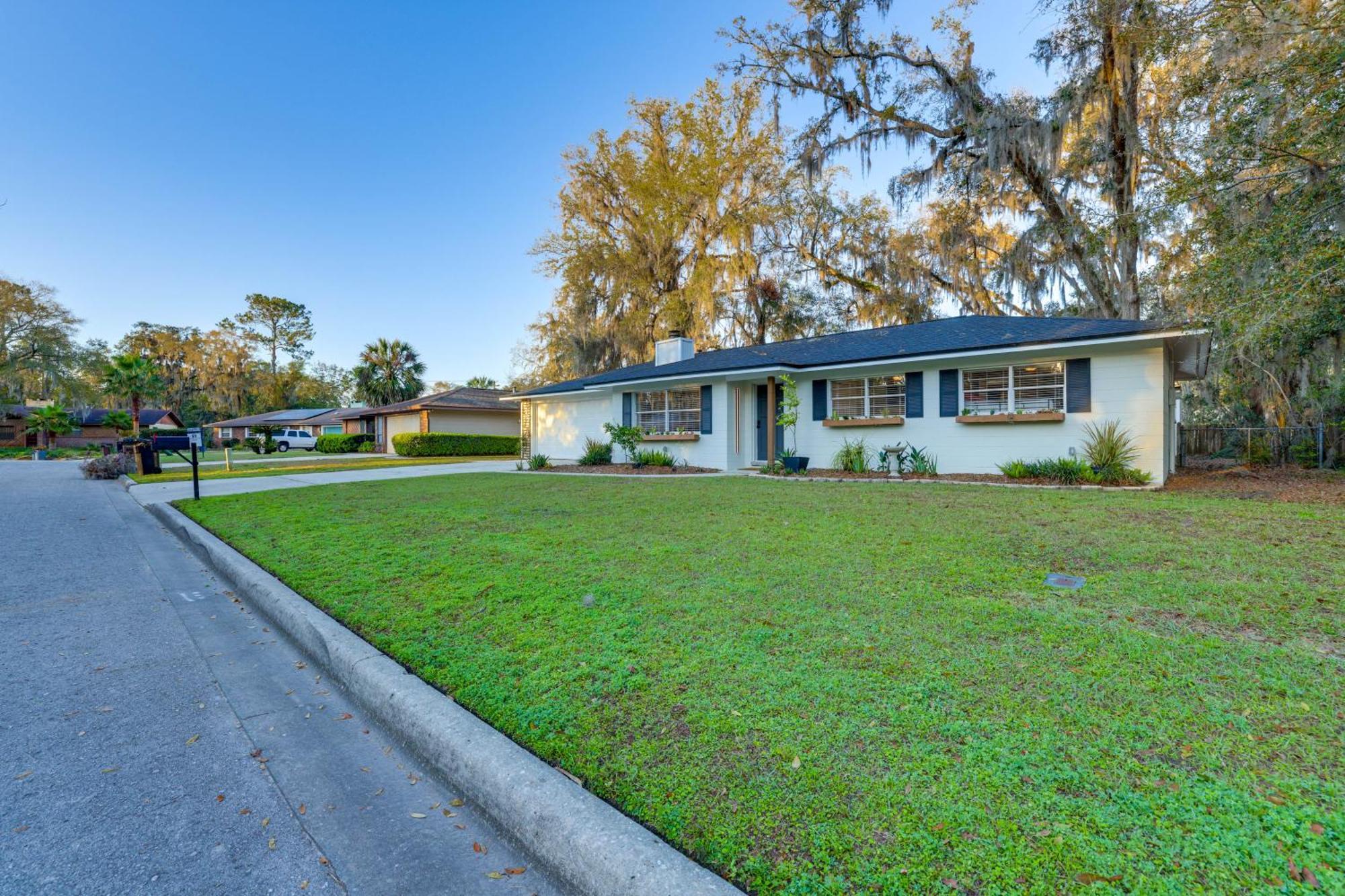 With Fire Pit, 4 Mi To Uf Campus! Holiday home