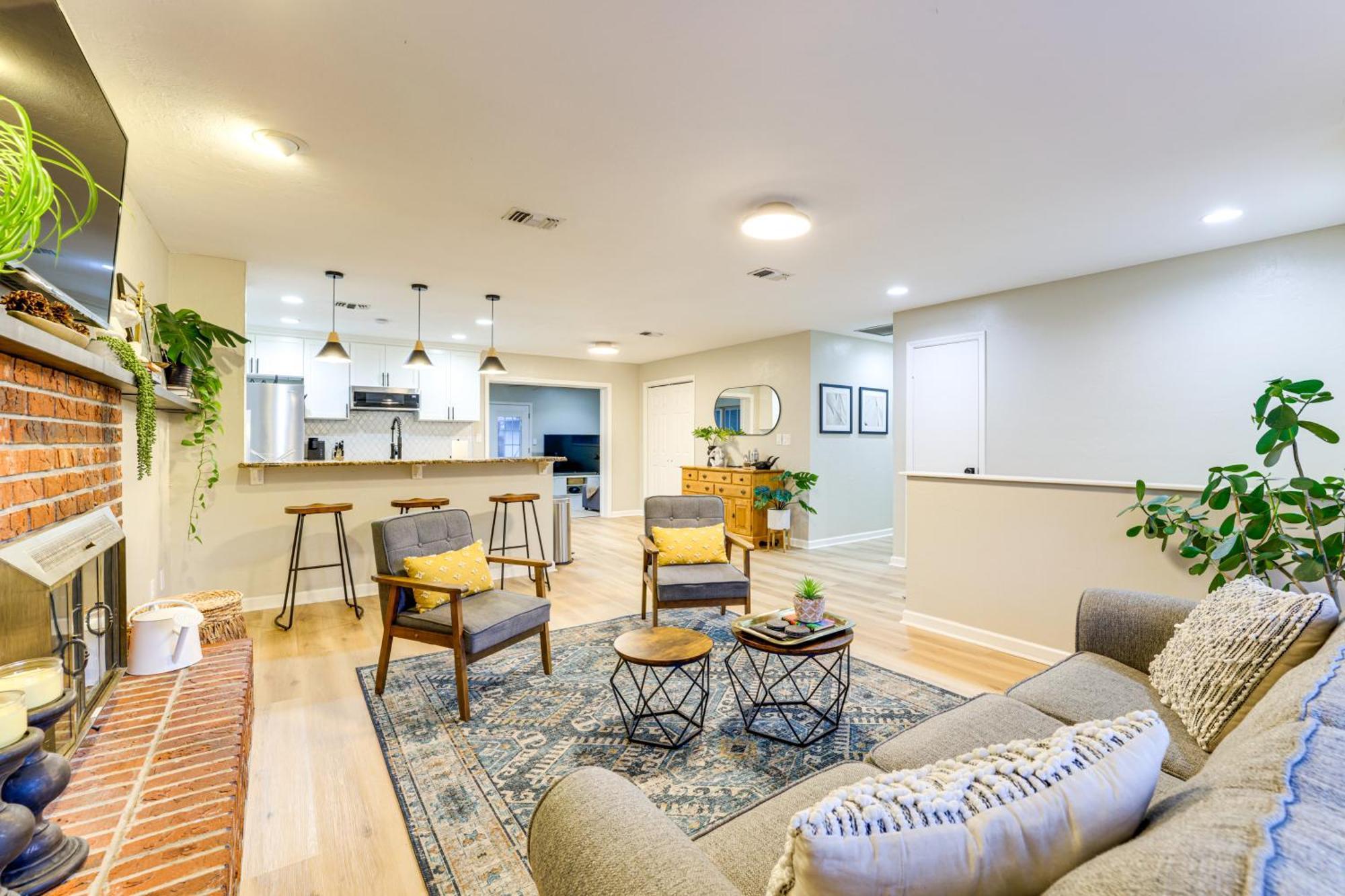 Holiday home With Fire Pit, 4 Mi To Uf Campus!