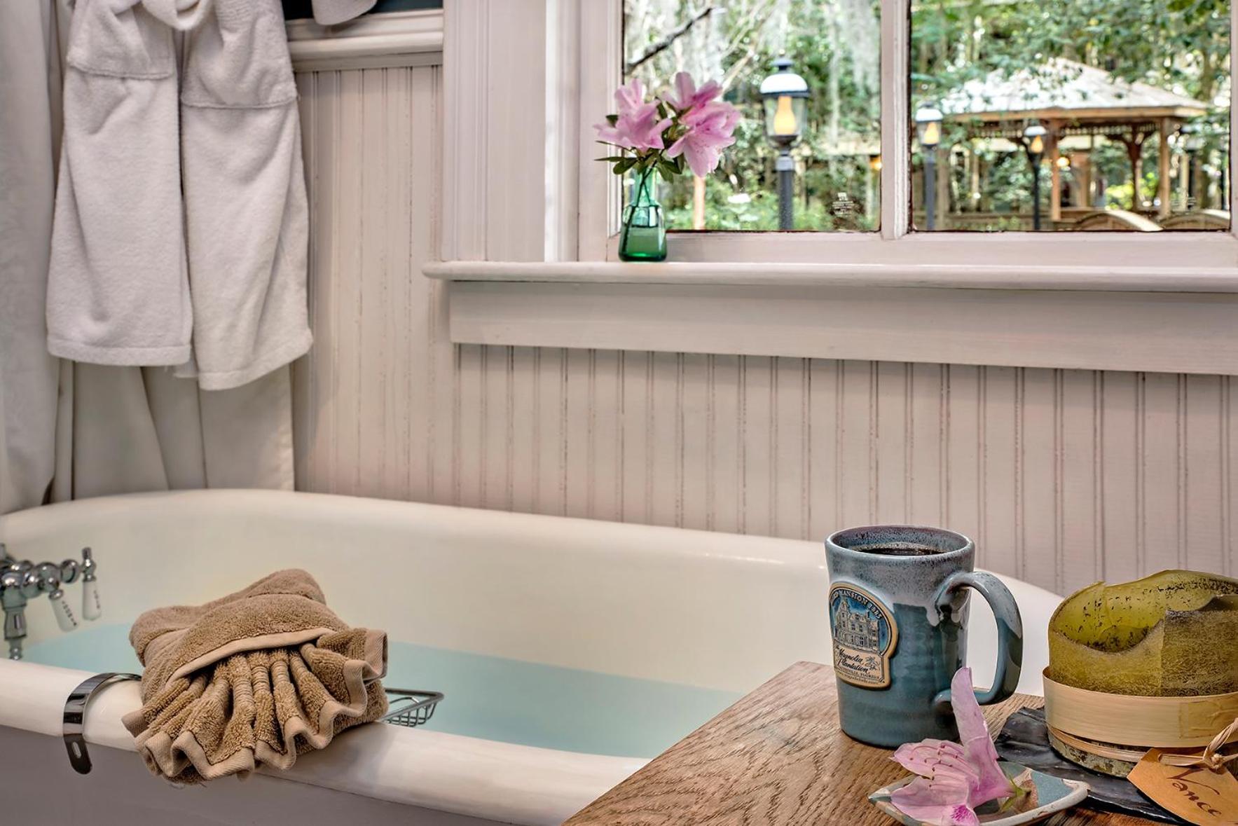 Magnolia Plantation & *