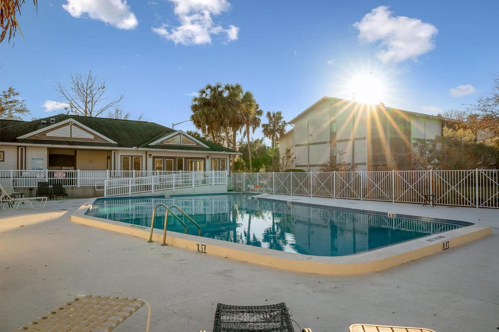 Sanctuary Bright 2 Bedroom King * Gainesville