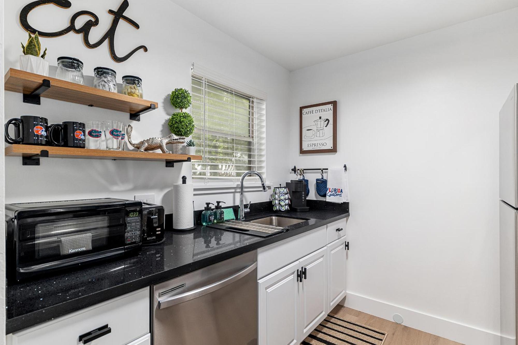 Newly Remodeled - Near Uf, Shands & Va !