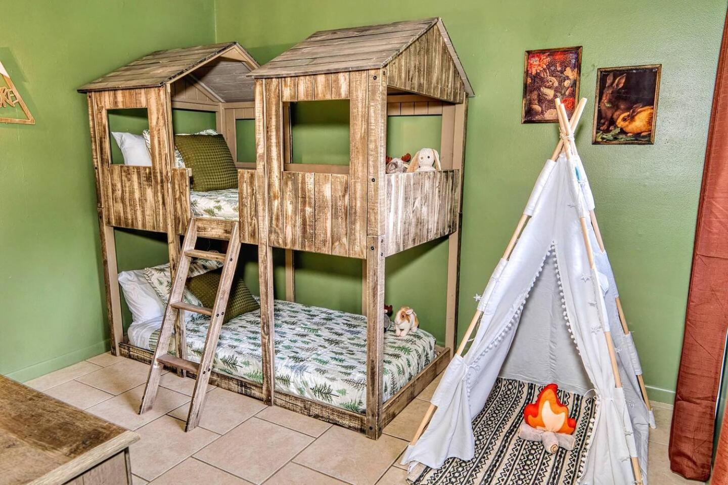 Casa de hóspedes Cozy Haven Forest Oasis Gainesville