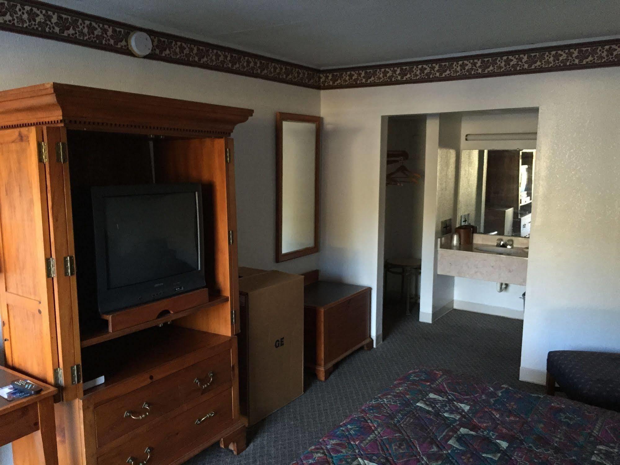 Motel Value - 2*