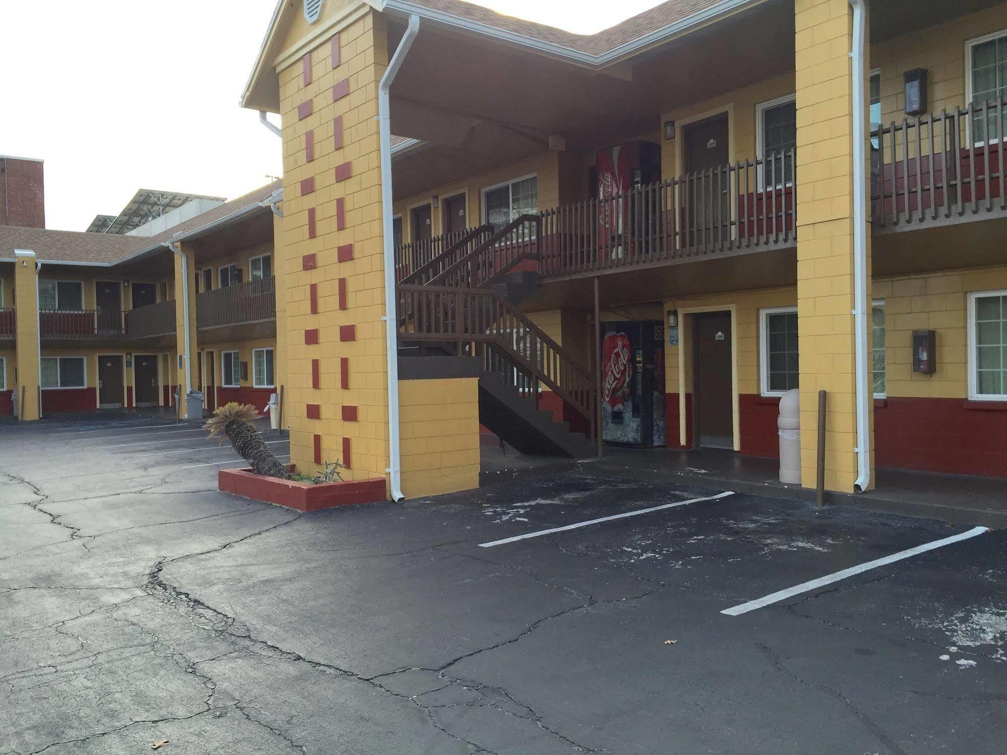 Gainesville Lodge Motel 2*