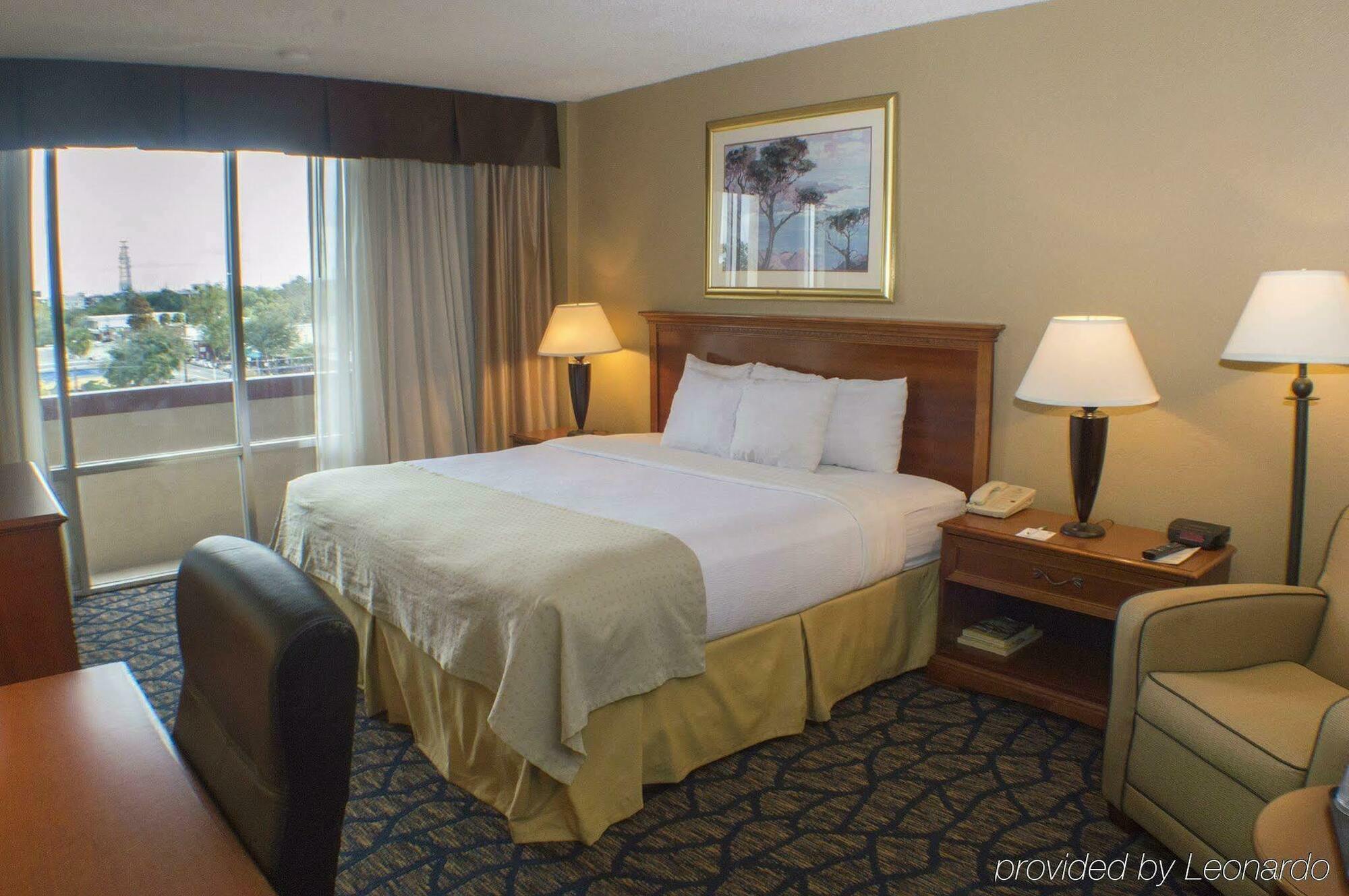 Hotel Gainesville-university Center By Ihg 3*