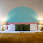 Your Uf Getaway: 1 Block From Campus - 4 Bd Haven