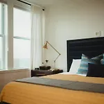 5-Star Luxury Apartment - Atop The Seagle Building