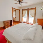 Cozy Victorian Apartment Downtown Sleeps 5