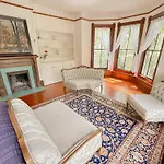 Cozy Victorian Apartment Downtown Sleeps 5
