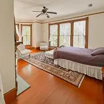 Cozy Victorian Apartment Downtown Sleeps 5