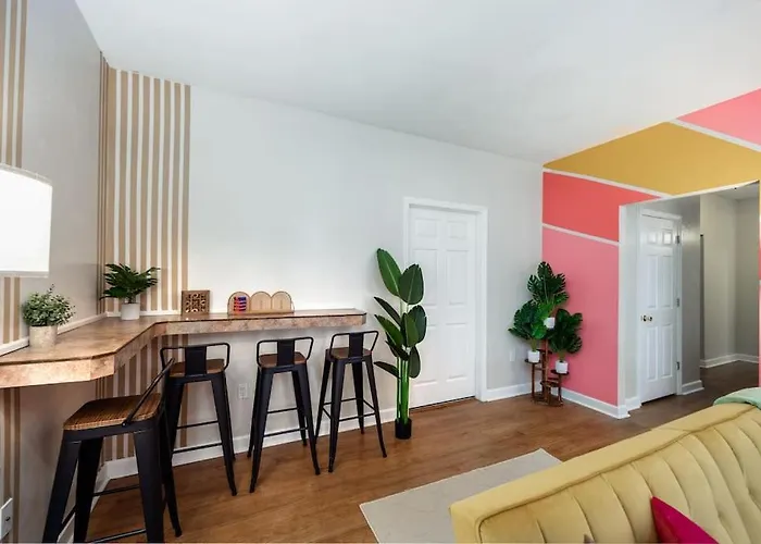 Your Uf Getaway: 1 Block From Campus - 4 Bd Haven