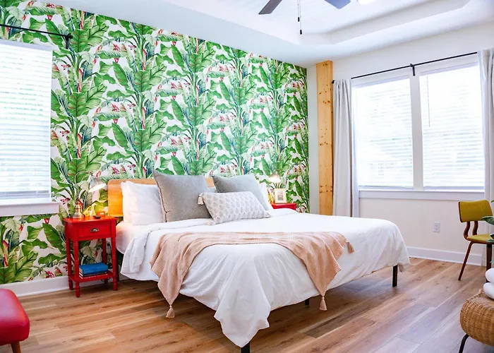 The Royal Crane Suite Newly Built Upscale Central