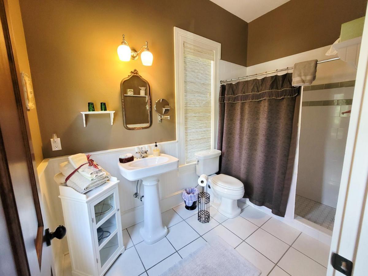 Bed & Breakfast Camellia Rose Inn- King Southern Charm