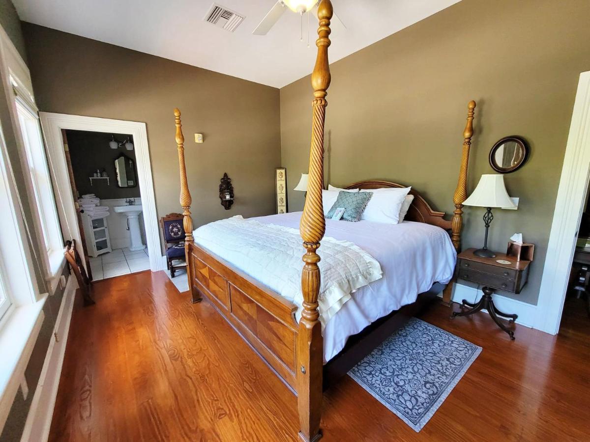 Camellia Rose Inn- King Southern Charm Bed & Breakfast