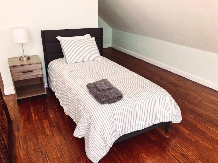 House - 8 Bedrooms Walk To Uf / Stadium * Gainesville