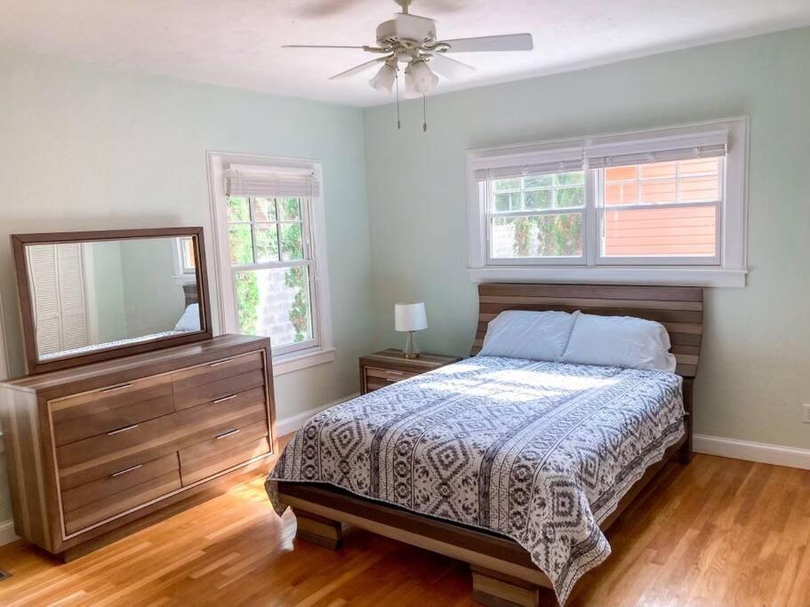 House - 8 Bedrooms Walk To Uf / Stadium * Gainesville
