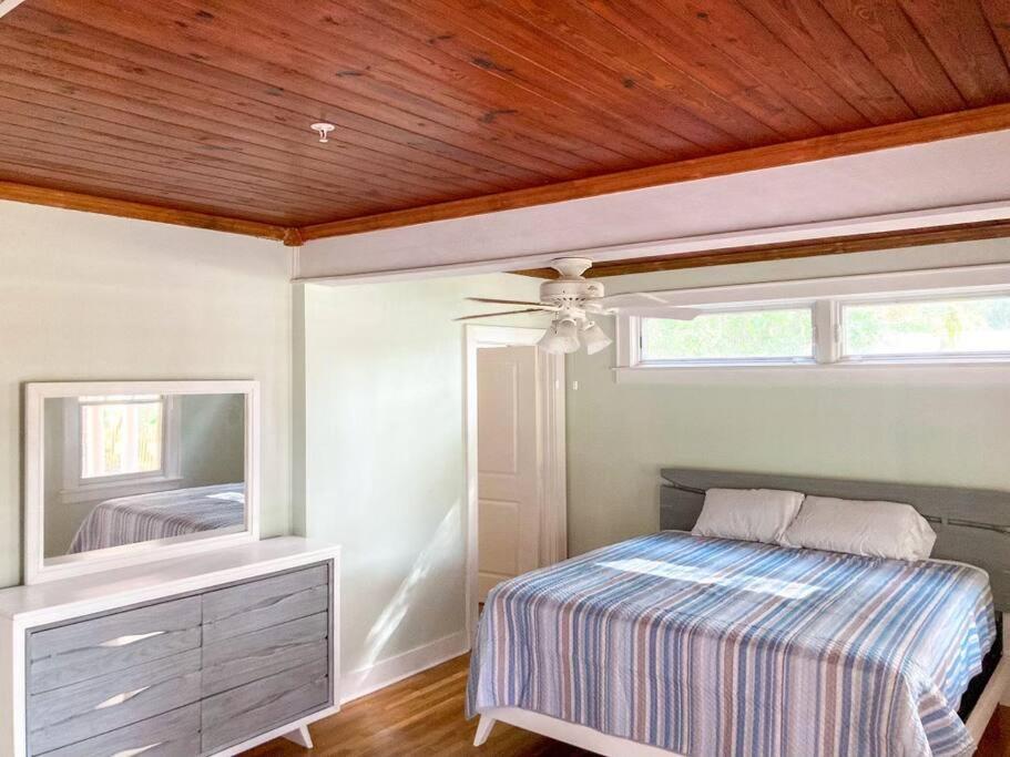 House - 8 Bedrooms Walk To Uf / Stadium Holiday home