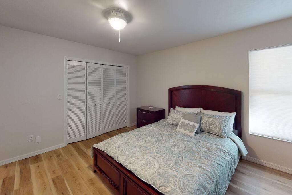 Holiday home Gator Pool And Hot Tub House -1.5 Miles To Stadium