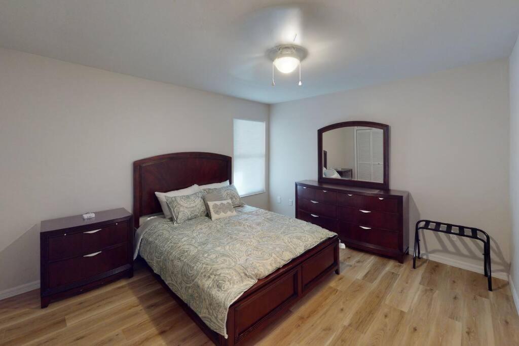 Holiday home Gator Pool And Hot Tub House -1.5 Miles To Stadium