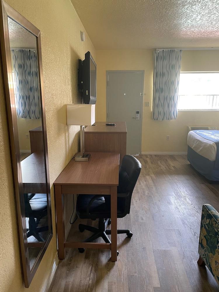 Days By Wyndham University Hotel Gainesville