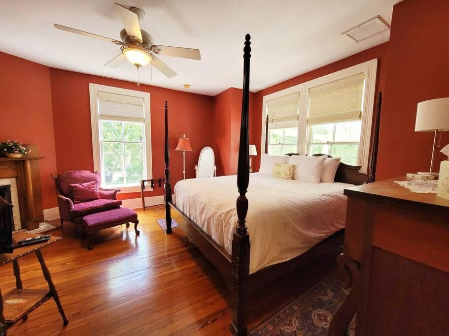 Briar Rose At Camellia Rose Downtown Bed & Breakfast