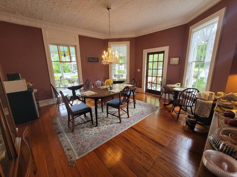 Briar Rose At Camellia Rose Downtown Bed & Breakfast