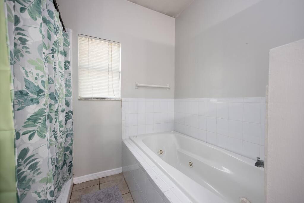 Holiday home Your Uf Getaway: 1 Block From Campus - 4 Bd Haven