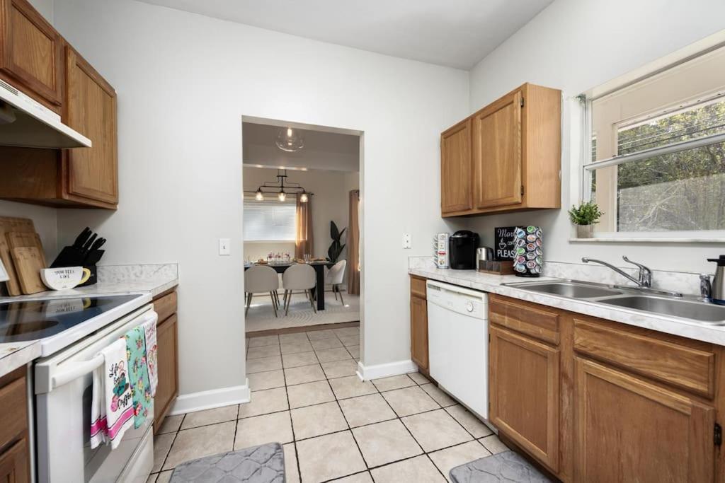 Your Uf Getaway: 1 Block From Campus - 4 Bd Haven