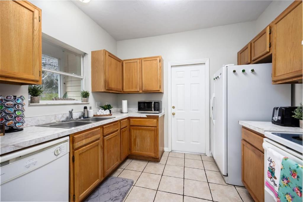 Your Uf Getaway: 1 Block From Campus - 4 Bd Haven *