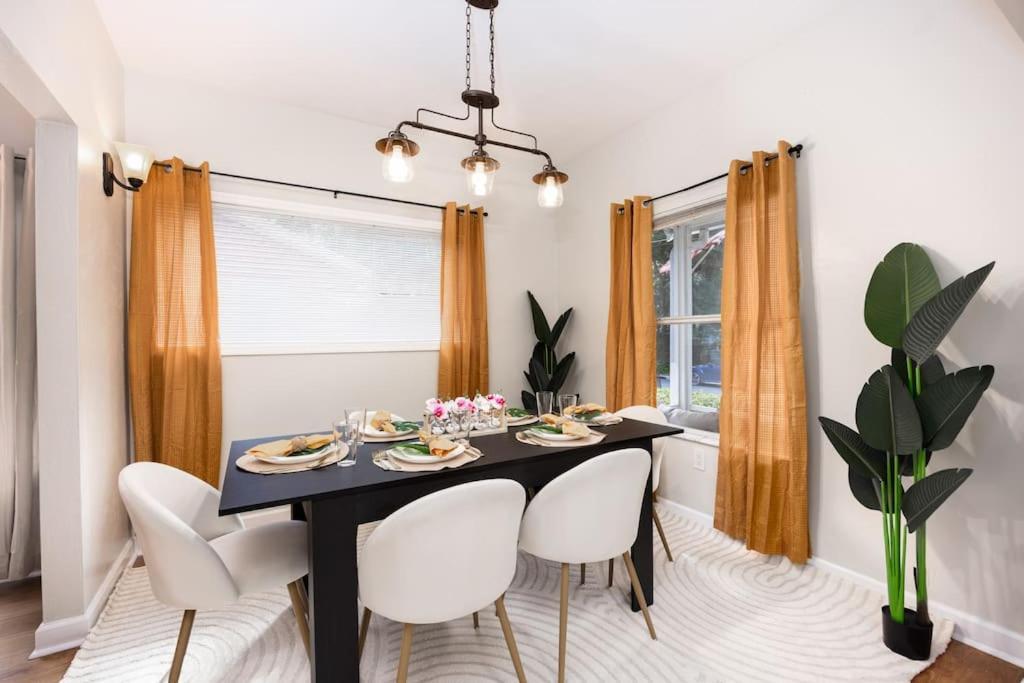 Your Uf Getaway: 1 Block From Campus - 4 Bd Haven Holiday home *